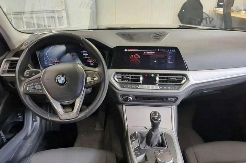 Gebraucht BMW 318 Advantage 150 PS (110 kW) 2022 Schwarz ii/bonnet fluid black Kombi