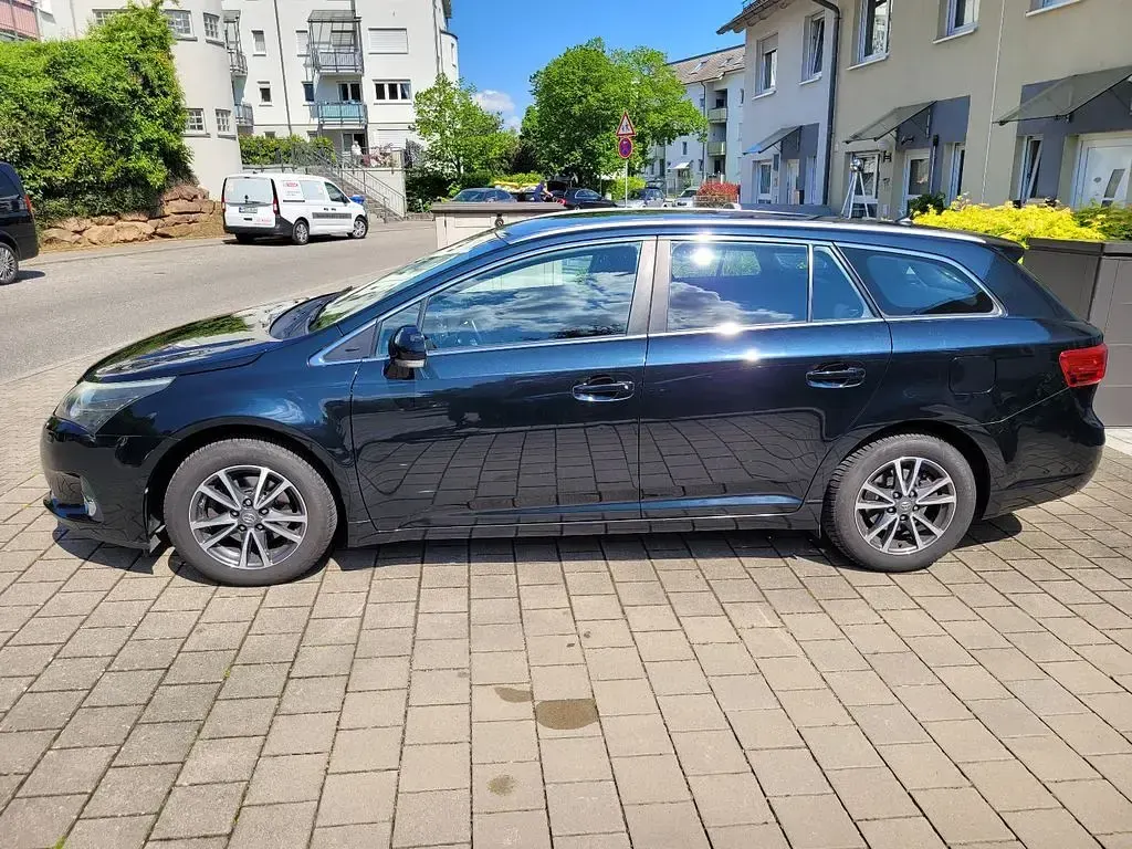 Gebraucht Toyota Avensis 124 PS (91 kW) 2013 Blau Kombi