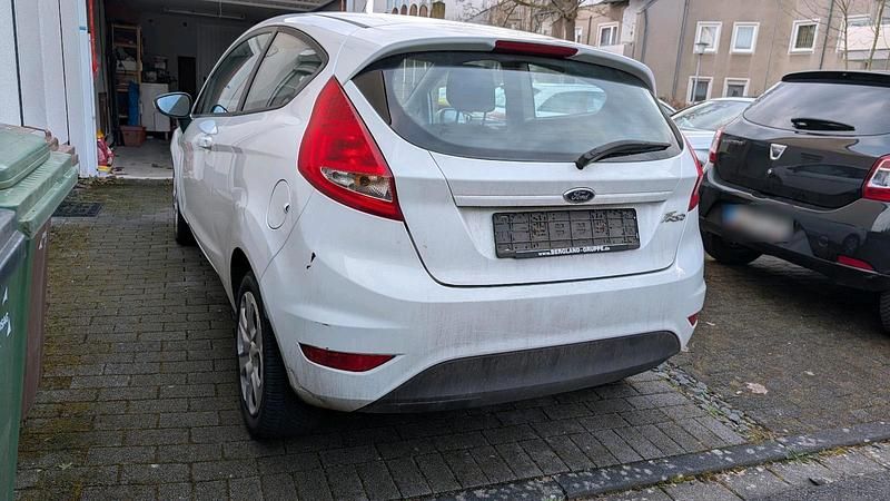 Gebraucht Ford Fiesta 60 PS (44 kW) 2011 Weiß Kleinwagen