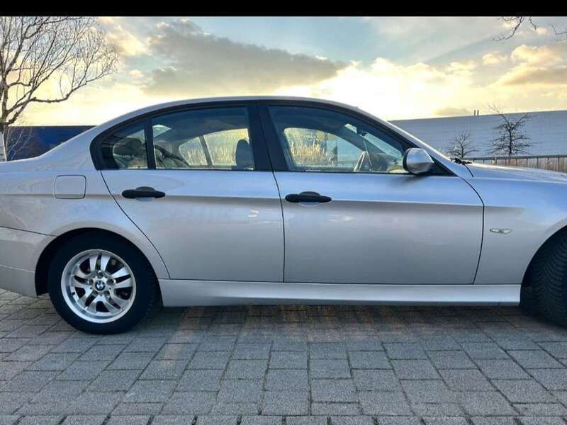 Silber Gebraucht 2005 BMW 320 Limousine | 3.500 € (Fairer Preis) - Bild 1/4
