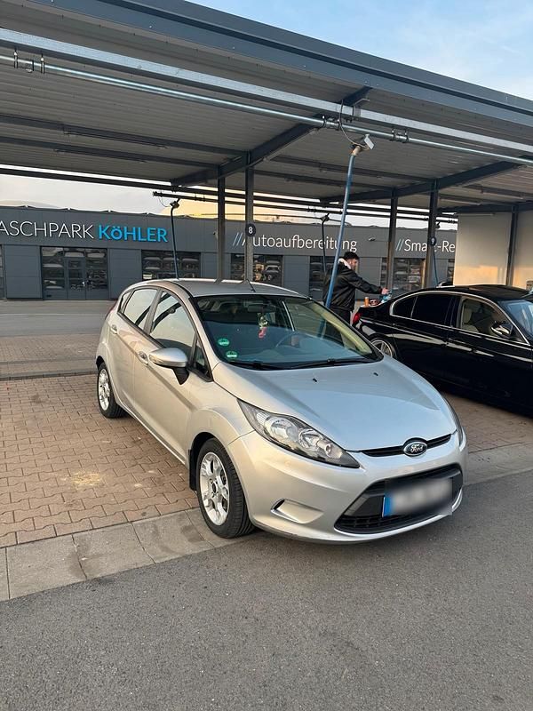 Gebraucht Ford Fiesta 95 PS (69 kW) 2011 Silber Kleinwagen