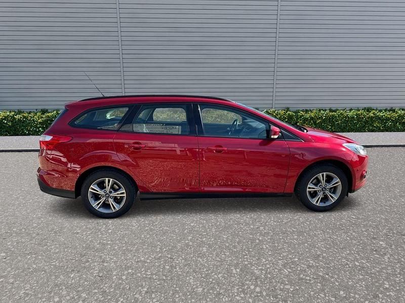 Gebraucht Ford Focus Trend 101 PS (74 kW) 2013 Rot Limousine