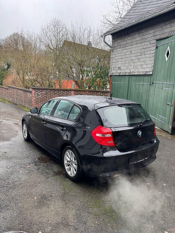 Gebraucht BMW 116 122 PS (89 kW) 2010 Schwarz Kleinwagen