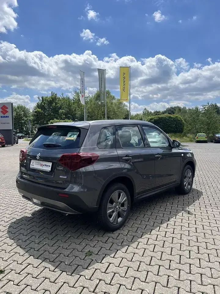 Neu Suzuki Vitara Club 110 PS (80 kW) 2026 Grau SUV