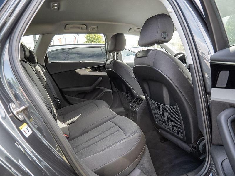 Gebraucht Audi A4 Basis 163 PS (119 kW) 2023 Grau Kombi