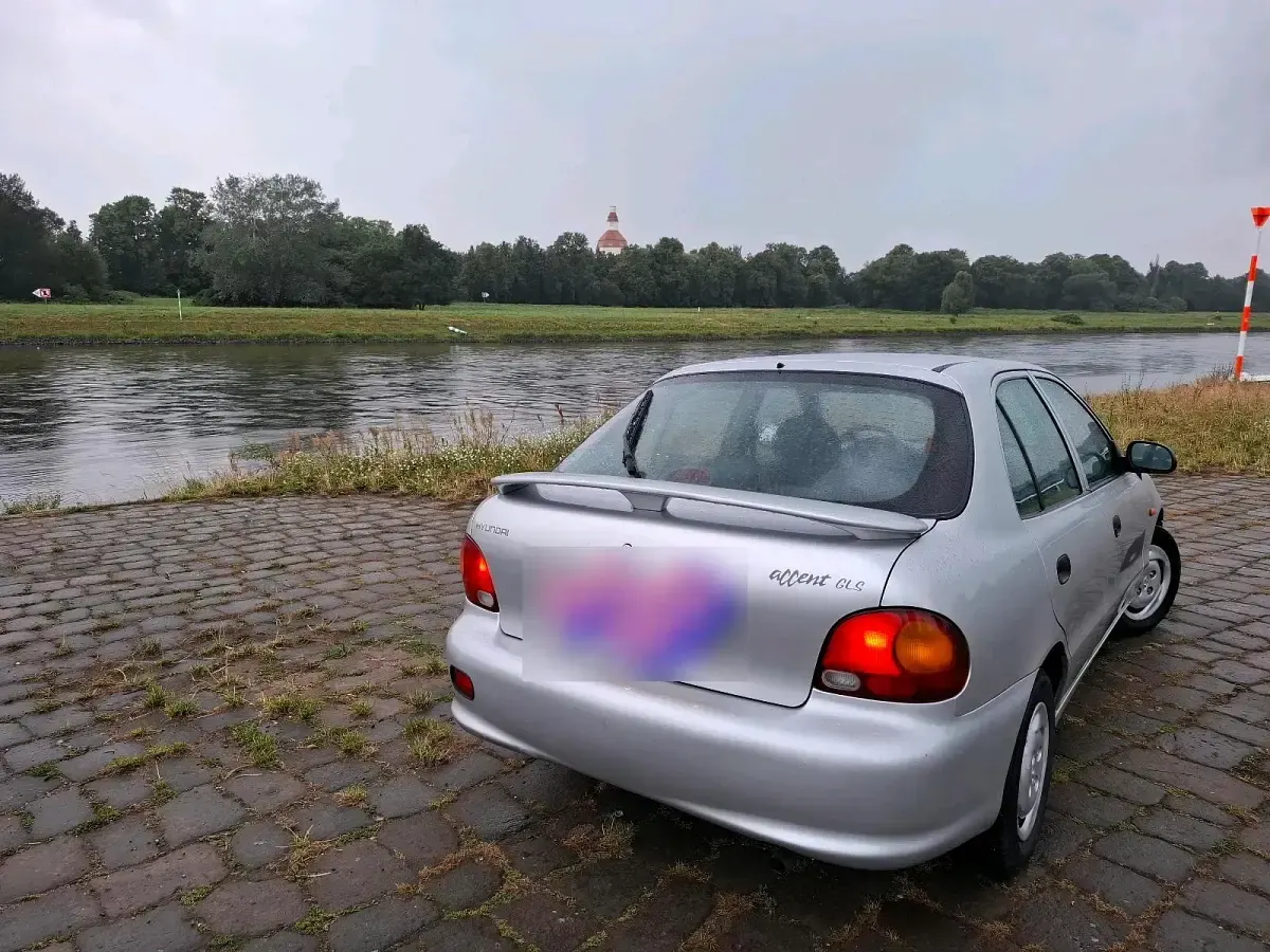 Gebraucht Hyundai Accent GLS 55 PS (40 kW) 1997 Silber Limousine