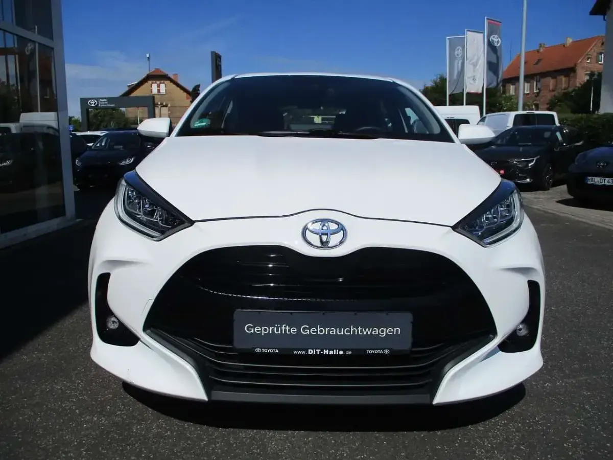 Gebraucht Toyota Yaris Team 125 PS (91 kW) 2021 Weiß Kleinwagen