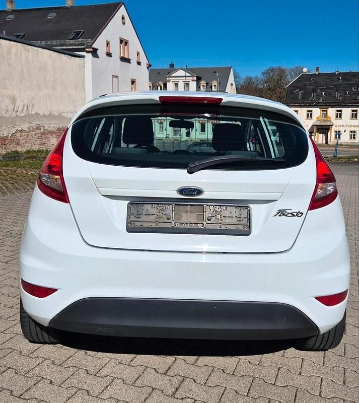 Gebraucht Ford Fiesta 60 PS (44 kW) 2011 Weiß Kleinwagen