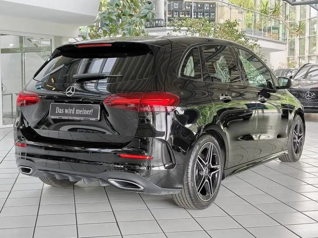 Gebraucht Mercedes B200 AMG line 163 PS (119 kW) 2024 Schwarz Van / Kleinbus