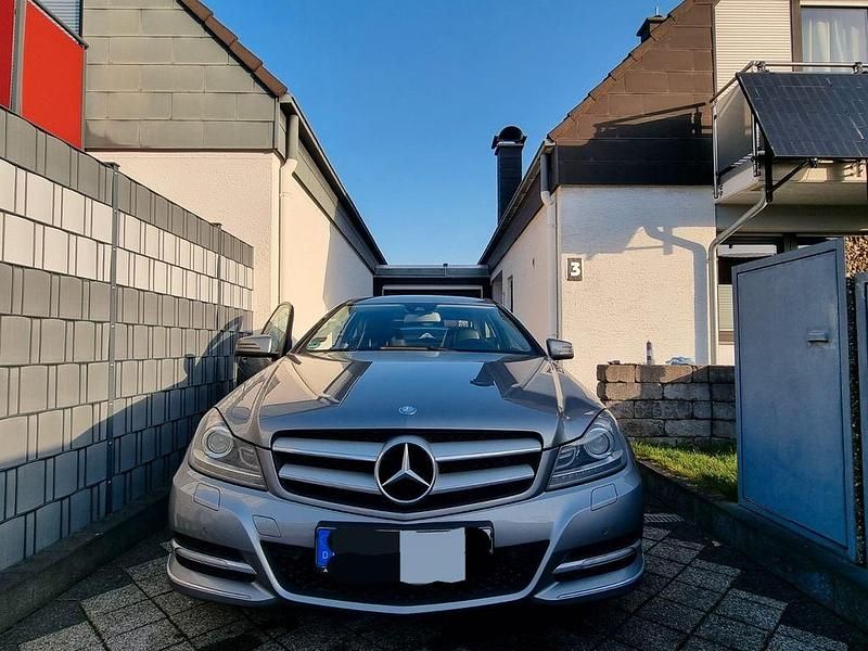 Gebraucht Mercedes 220 170 PS (125 kW) 2012 Silber Coupé