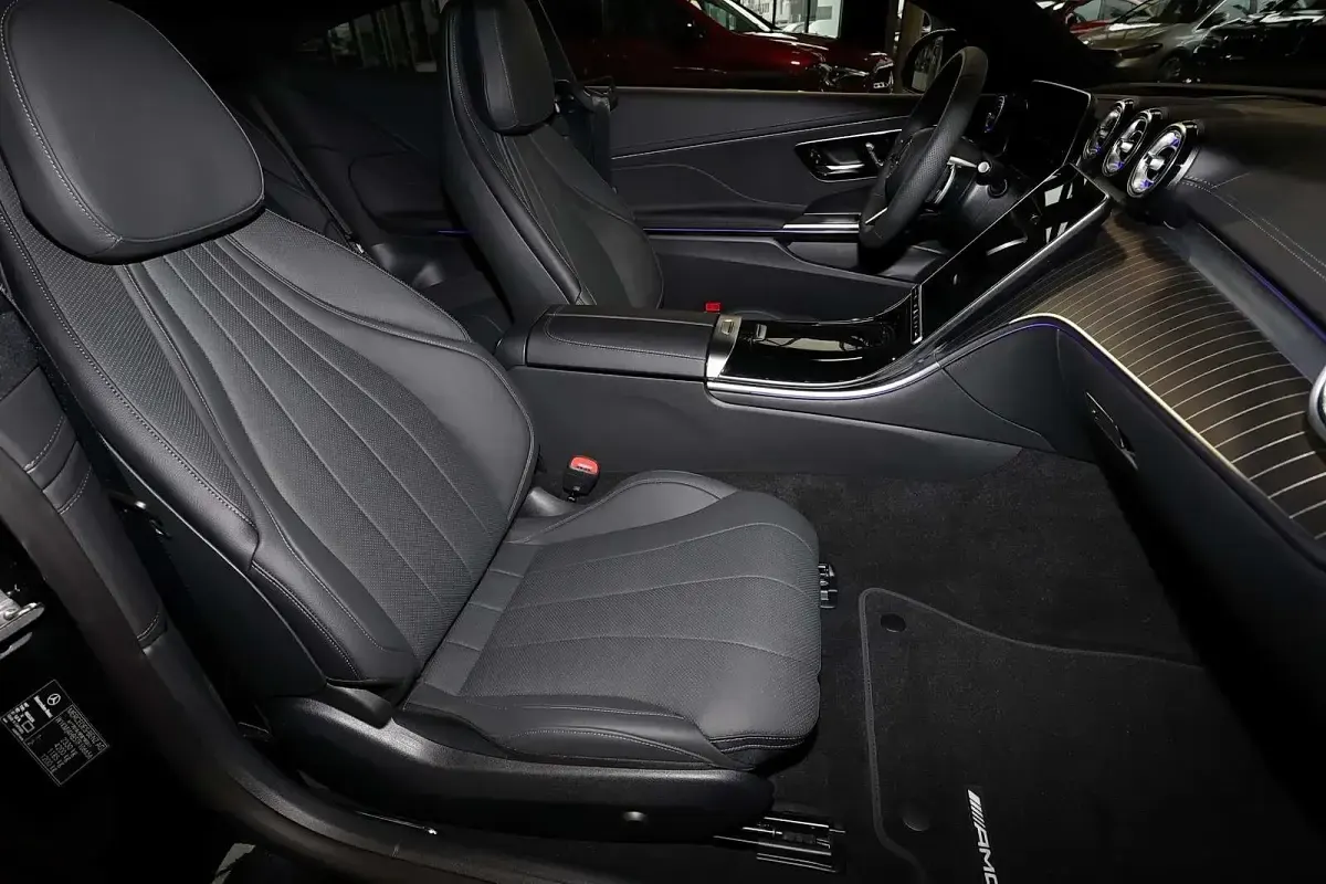 Gebraucht Mercedes CLE300 AMG 258 PS (189 kW) 2026 Metalliclack obsidianschwarz Coupé