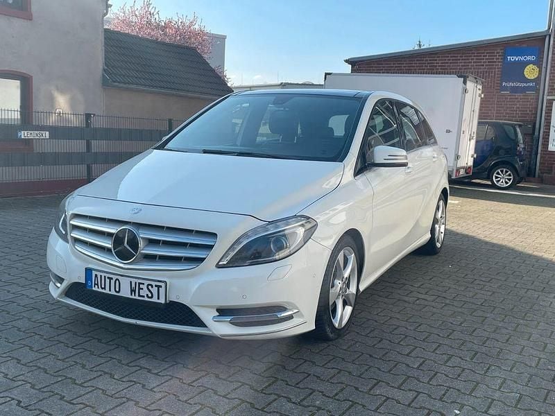 Gebraucht Mercedes B180 122 PS (89 kW) 2013 Weiß Van / Kleinbus