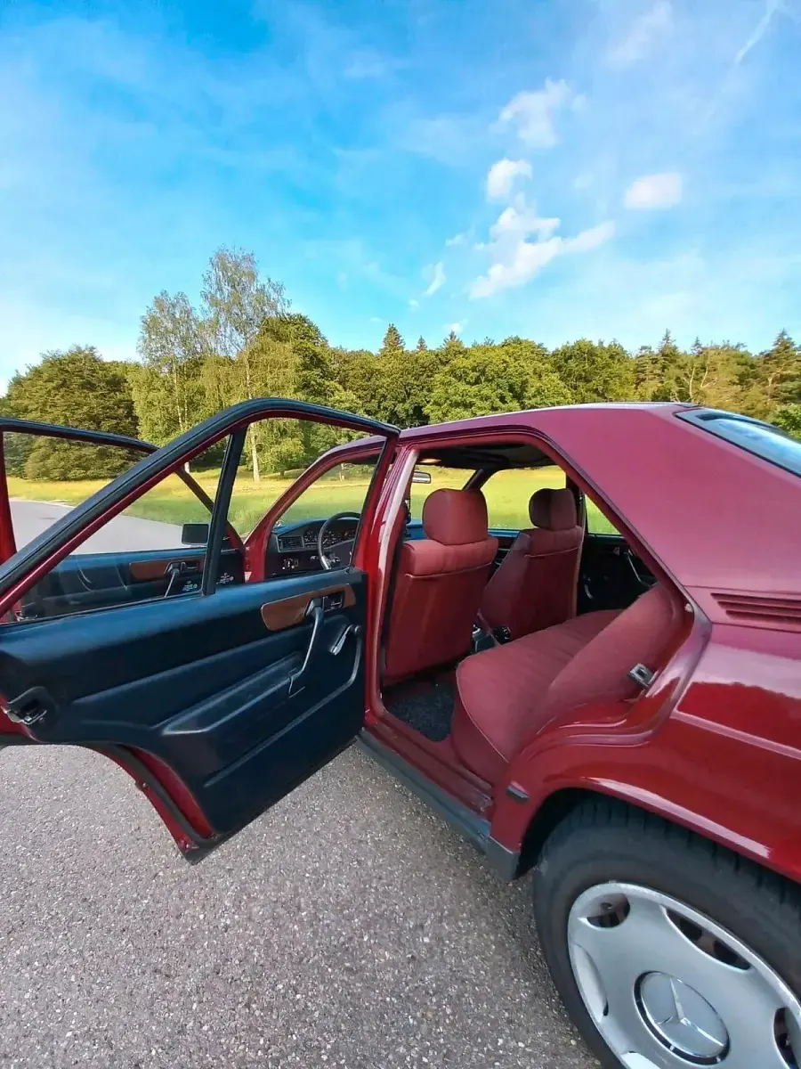 Gebraucht Mercedes 190 72 PS (52 kW) 1985 Rot Limousine