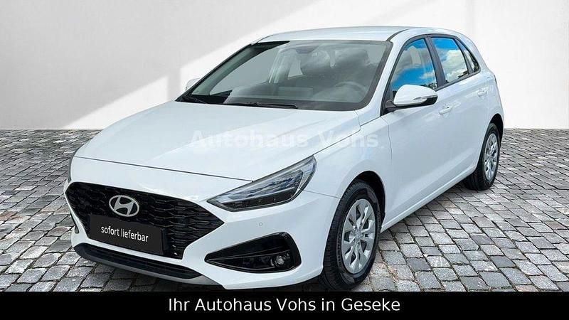 Weiß Neu 2025 Hyundai i30 Comfort Limousine | 20.470 € (Guter Preis) - Bild 1/3
