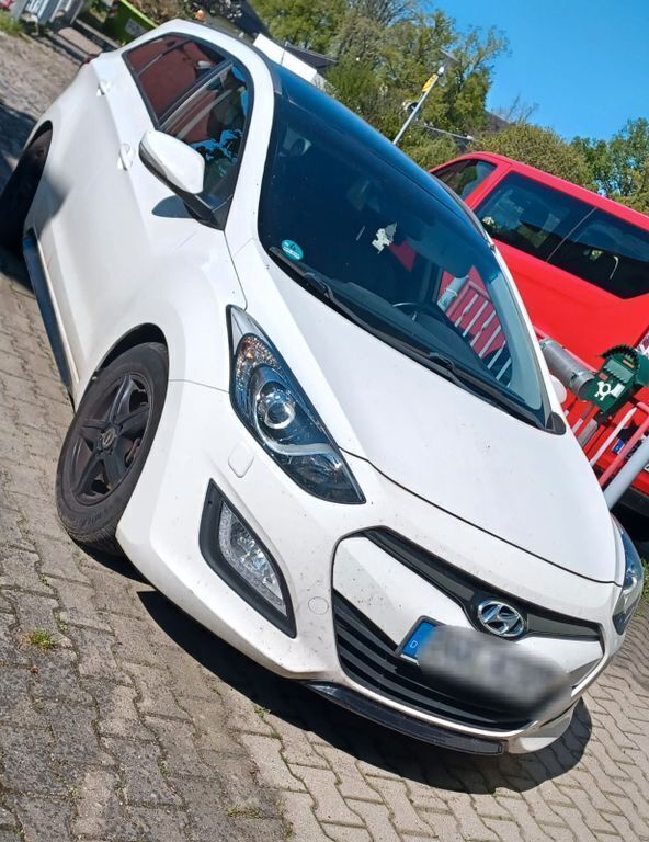 Weiß Gebraucht 2014 Hyundai i30 Trend Limousine | 8.900 € (Fairer Preis) - Bild 1/4