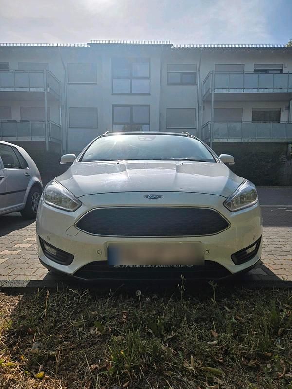 Weiß Gebraucht 2016 Ford Focus Kombi | 5.999 € (Guter Preis) - Bild 1/4