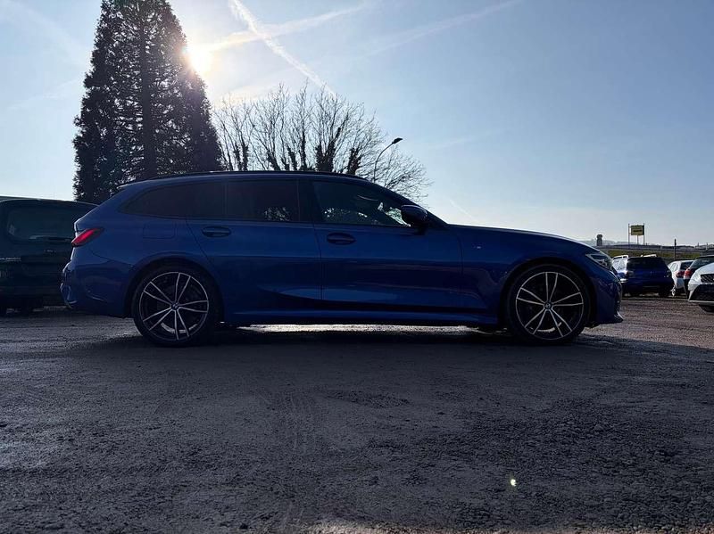 Gebraucht BMW 330 M Sport 286 PS (210 kW) 2020 Portimao blau metallic Kombi