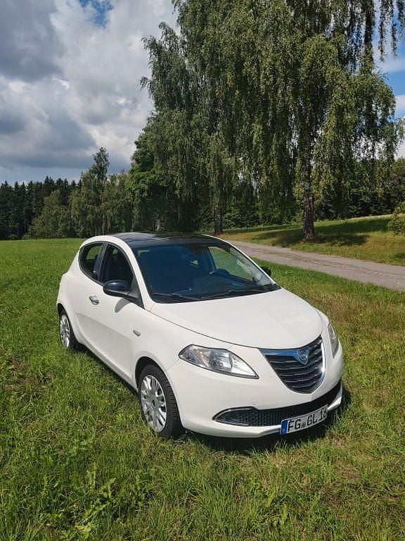 Weiß Gebraucht 2011 Lancia Ypsilon Kleinwagen | 5.500 € (Fairer Preis) - Bild 1/4