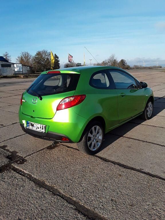 Gebraucht Mazda 2 Active 84 PS (61 kW) 2011 Grün Kleinwagen