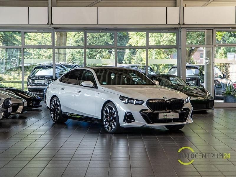 Weiss Gebraucht 2025 BMW 550e Comfort Edition Limousine | 76.990 € (Fairer Preis) - Bild 1/4