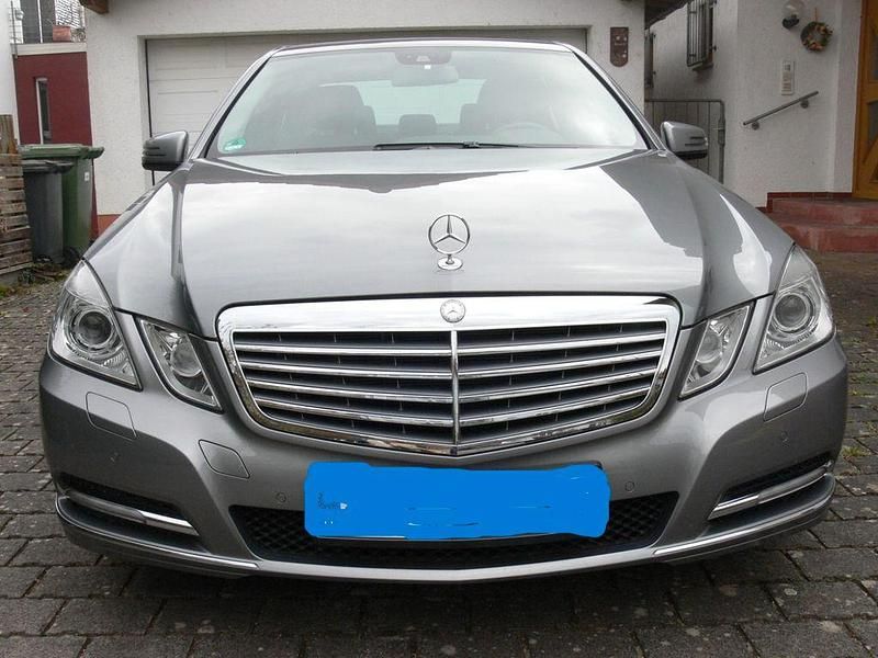 Silber Gebraucht 2011 Mercedes E200 Limousine | 10.900 € (Guter Preis) - Bild 1/4