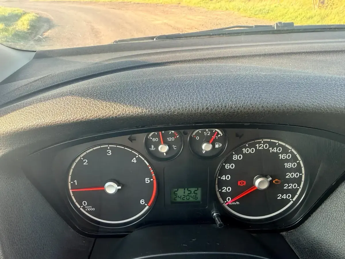 Usado Ford Focus 80 CV (58 kW) 2005 Azul Berlina