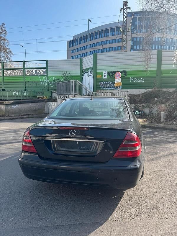 Gebraucht Mercedes E220 150 PS (110 kW) 2002 Schwarz Limousine