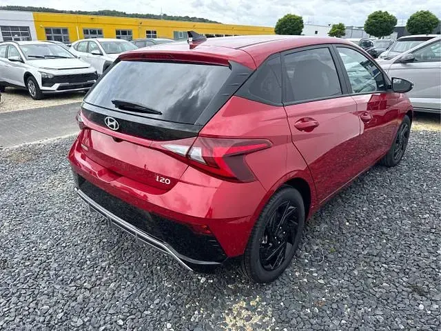 Neu Hyundai i20 90 PS (66 kW) 2026 (dragon red wr7) Kleinwagen