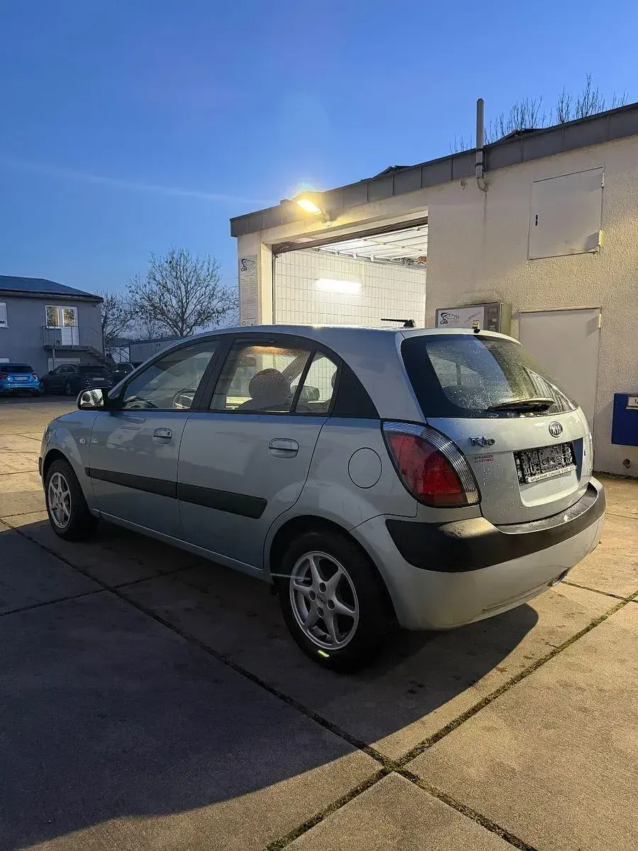 Gebraucht Kia Rio Basis 97 PS (71 kW) 2006 Silber Limousine