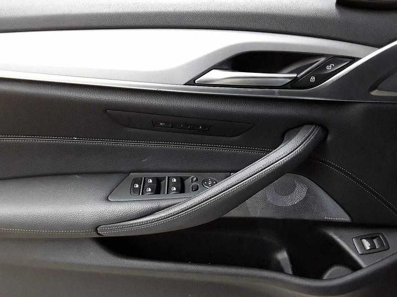 Gebraucht BMW 530 Sport Line 286 PS (210 kW) 2023 Phytonicblau metallic Kombi