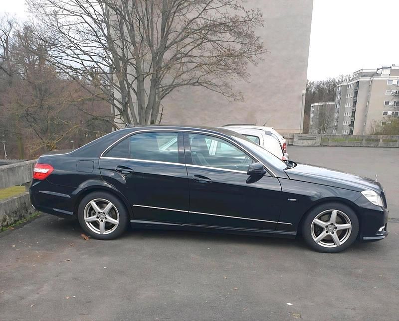 Schwarz Gebraucht 2011 Mercedes 300 Limousine | 14.000 € - Bild 1/4