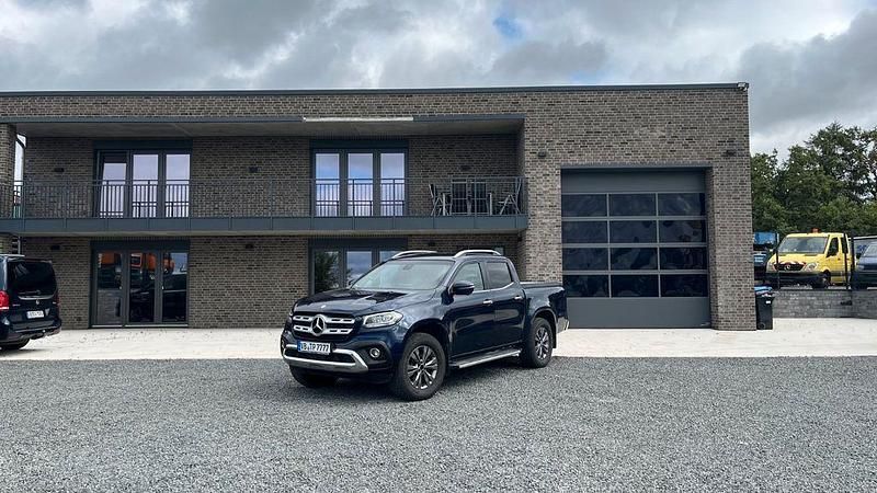 Blau Gebraucht 2017 Mercedes E250 SUV | 22.990 € - Bild 1/4