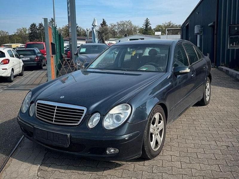 Second-hand Mercedes E220 150 CP (110 kW) 2004 Negru Berlinǎ