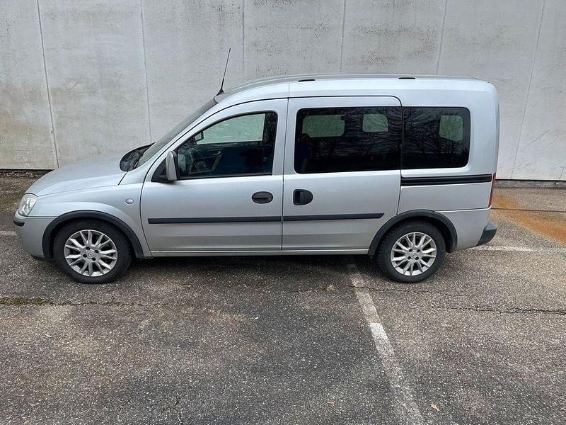 Usata Opel Combo 75 CV (55 kW) 2011 Argento Monovolume