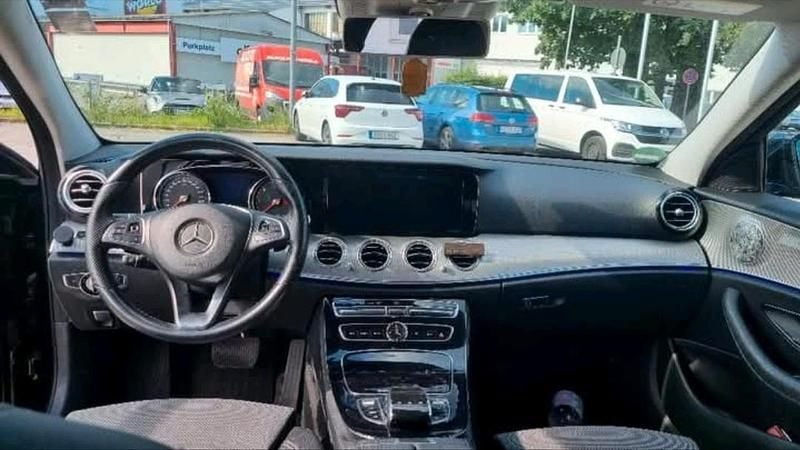 Schwarz Gebraucht 2018 Mercedes E220 Limousine | 24.500 € (Superpreis) - Bild 1/4