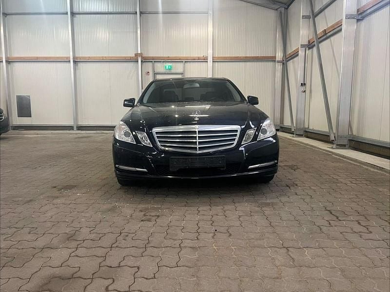 Schwarz Gebraucht 2012 Mercedes E200 Limousine | 5.299 € - Bild 1/4