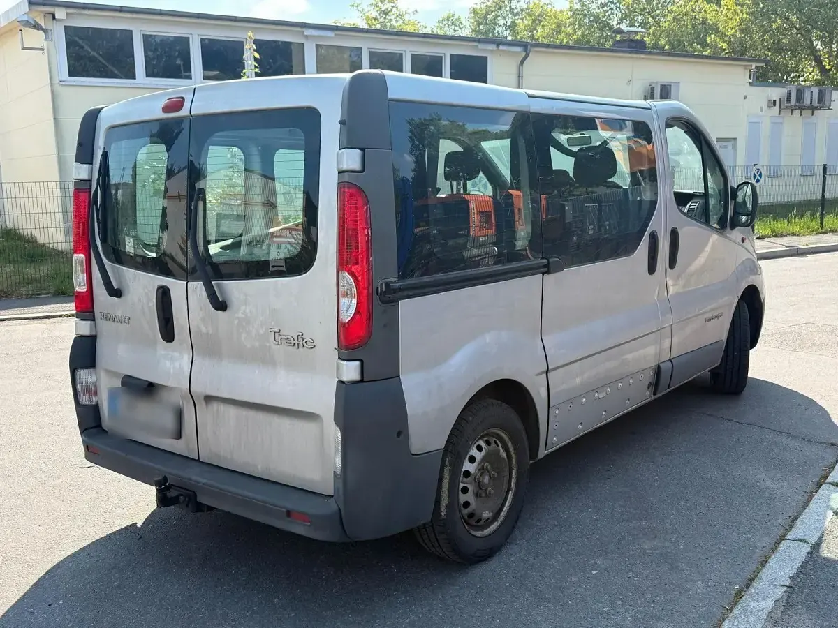 Gebraucht Renault Trafic 116 PS (85 kW) 2007 Silber Van / Kleinbus