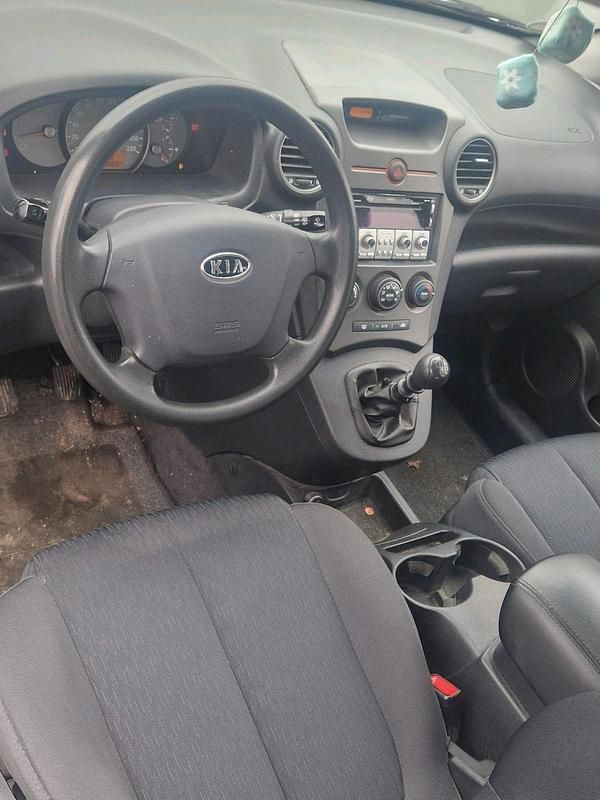 Gebraucht Kia Carens 103 PS (75 kW) 2007 Silber Van / Kleinbus