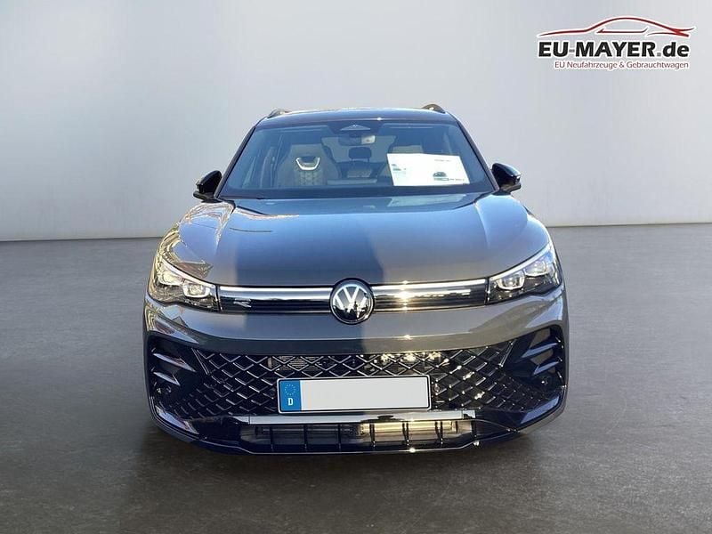 Neu VW Tiguan R-line 193 PS (141 kW) 2025 Urano grau/grau SUV