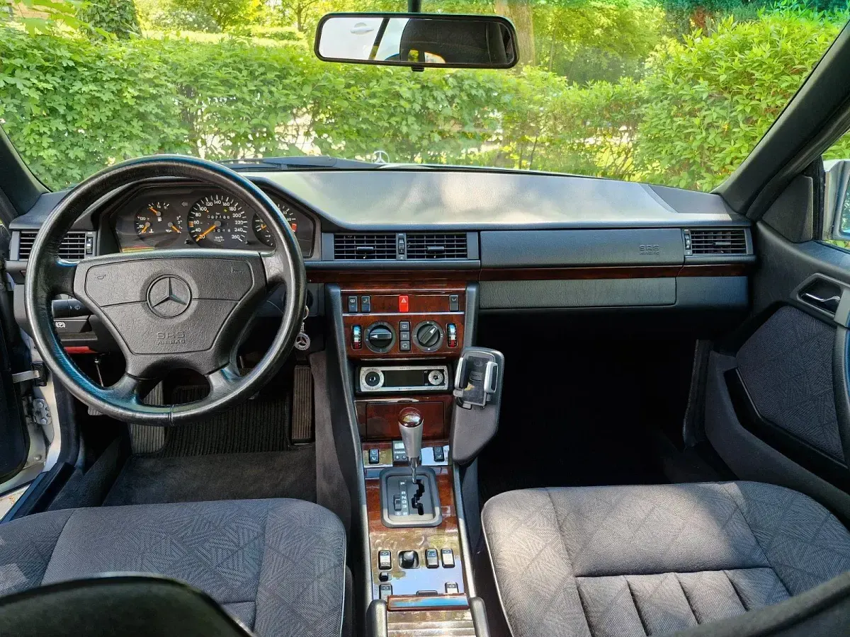 Gebraucht Mercedes E320 220 PS (161 kW) 1995 Silber Coupé