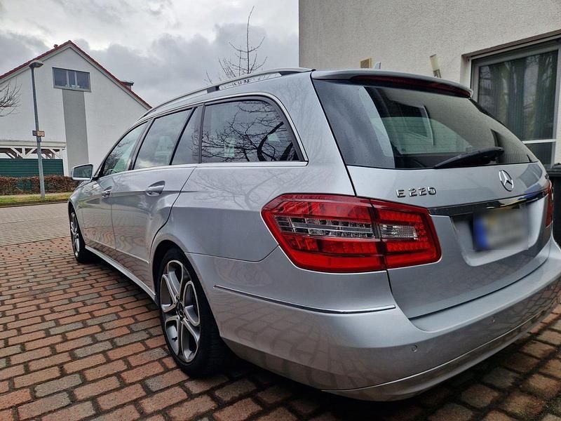 Gebraucht Mercedes E220 170 PS (125 kW) 2011 Silber Kombi