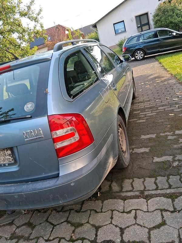 Grau Gebraucht 2005 Skoda Octavia Kombi | 700 € (Superpreis) - Bild 1/4