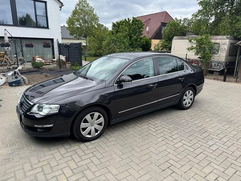 Braun Gebraucht 2010 VW Passat Comfortline Limousine | 6.999 € (Etwas zu teuer) - Bild 1/4