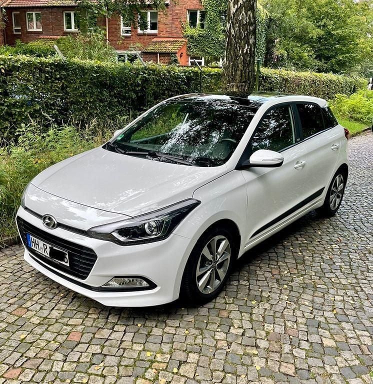 Gebraucht Hyundai i20 Passion 120 PS (88 kW) 2016 Weiß Kleinwagen