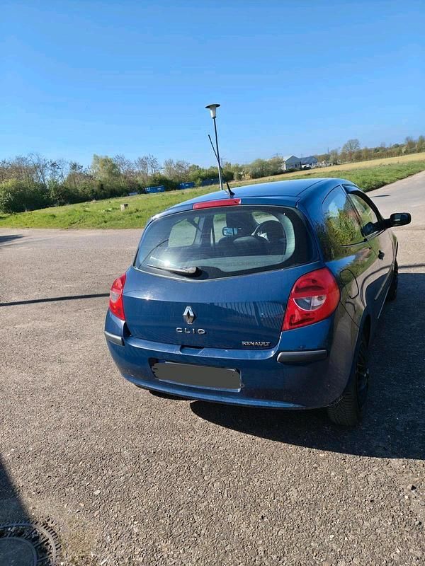 Używany Renault Clio II Authentique 65 KM (47 kW) 2006 Niebieski Hatchback