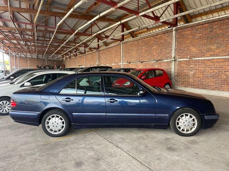 Gebraucht Mercedes E220 Classic 143 PS (105 kW) 1999 Blau Limousine
