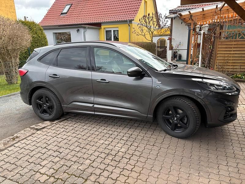 Gebraucht Ford Kuga ST 150 PS (110 kW) 2022 Grün SUV
