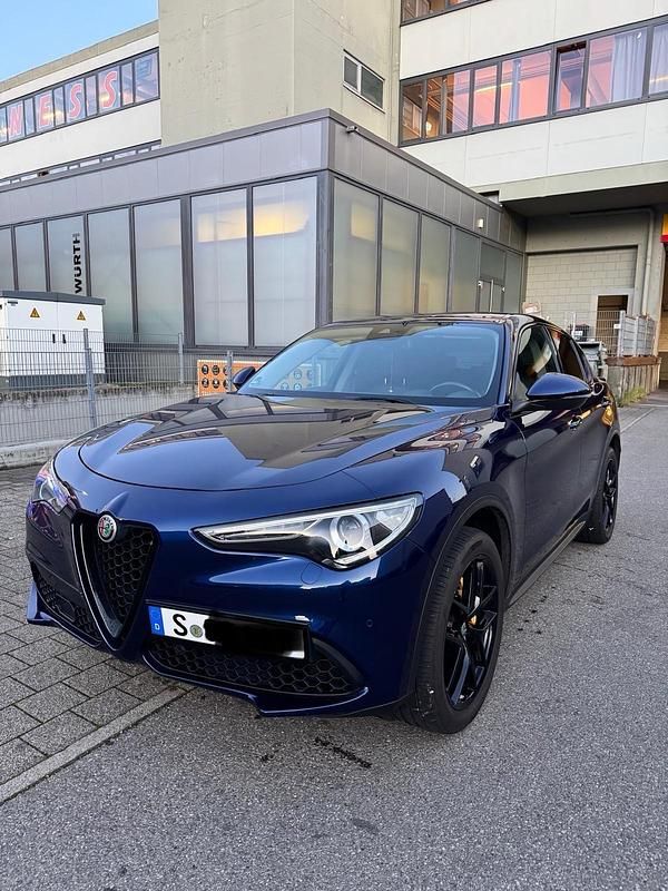 Blau Gebraucht 2017 Alfa Romeo Stelvio SUV | 23.999 € (Fairer Preis) - Bild 1/4