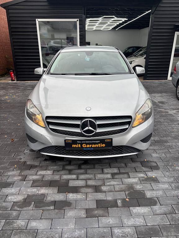 Silber Gebraucht 2015 Mercedes A180 Limousine | 12.490 € (Guter Preis) - Bild 1/4