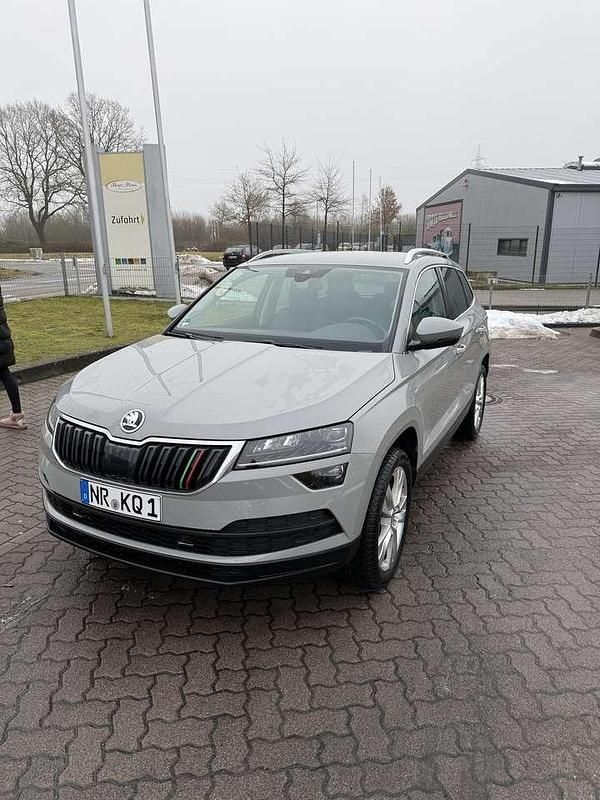 Grau Gebraucht 2020 Skoda Karoq Drive SUV | 20.499 € (Guter Preis) - Bild 1/4